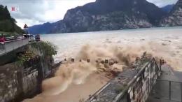 Uno spettacolo impressionante: l'Adige in piena entra nel Garda