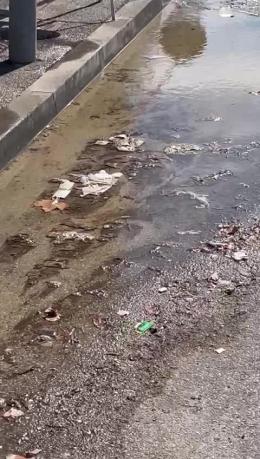Salta un tubo, acqua in strada