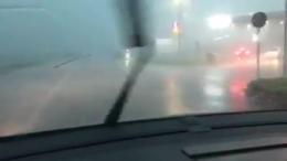 In auto in mezzo alla tempesta, e non riuscire a fermarsi