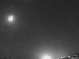 Una meteora illumina il cielo del litorale