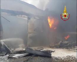 Incendio al colorificio, impressionante (e pericolosa) nube nera