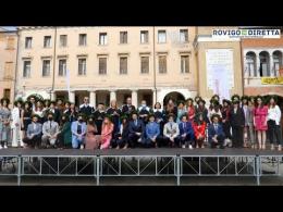 L'alloro sul capo dei laureati in piazza Vittorio