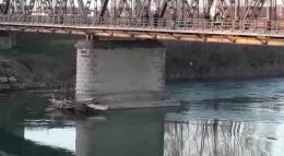 Paura sul ponte, un uomo vuole gettarsi nel fiume