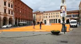Ci siamo: la città si colora di arancione
