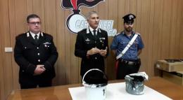 Catrame, uova e olio contro la casa dei vicini