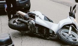 Urta un giovane in scooter e scappa, ma i testimoni potrebbero identificarla