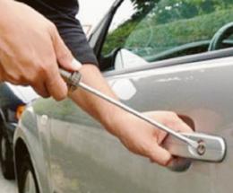 Assalto all’automobile davanti alla palestra