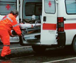 Schianto auto-motoscooter: un giovane centauro è grave