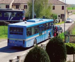 Abbatte le sbarre del passaggio a livello