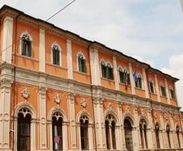 Schiaffi e offese, padre a processo