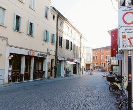 Auto in via Trento, dubbi e pericoli