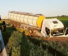 Camion esce di strada: momenti di paura