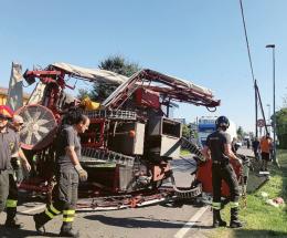Trattore si ribalta, conducente salvo
