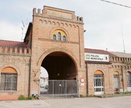 Vigili urbani costretti a scavalcare