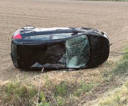 Auto cappottata, momenti di paura