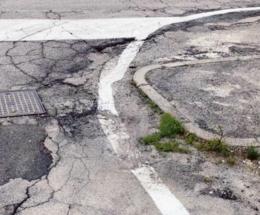 “Strisce dipinte su strade dissestate”