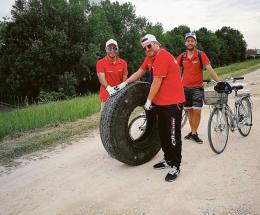 Bici e sacchi per ripulire la città