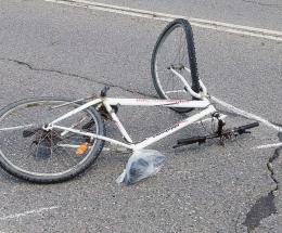 Cade dalla bicicletta, è in coma