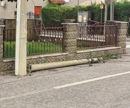 Abbatte il palo del telefono con la mietitrebbia