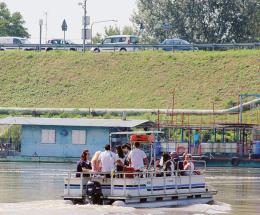 In 1.250 sul traghetto per oltrepassare il fiume