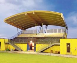 Tribuna coperta e ampliata per il campo sportivo