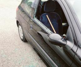 Spaccano il vetro dell’auto per rubare gli zaini