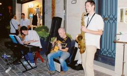 Notte di saldi, scontro sulla musica