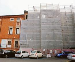Sulla piazza incombe il ponteggio
