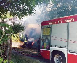 Un pagliaio va in fiamme: é allarme