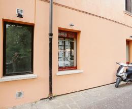 Furto con scasso nell&rsquo;agenzia 'Domus' in piazza Merlin