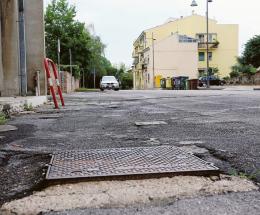 Via Boscolo tra le buche e i rifiuti