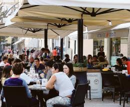 Sedie e tavolini dei bar, un altro caos