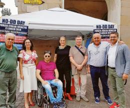 Forza Italia raccoglie firme contro il decreto dignità