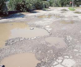 “Strade gruviera ed erba alta grazie, sindaco, del degrado”