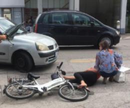 Incidente, donna sbalzata dalla bicicletta