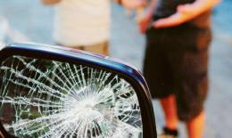 Sfascia gli specchietti a 14 auto: denunciato e cacciato