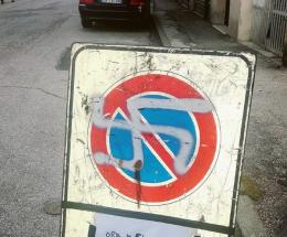 Piazzato un divieto con la svastica