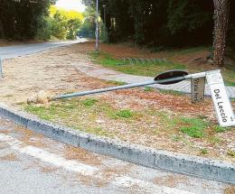 I vandali entrano in azione sul litorale: sono stati sradicati i cartelli stradali