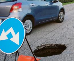 Una strada che cade a pezzi. Saccardin sollecita un’ispezione