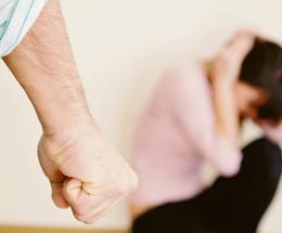 Picchia la moglie e mutila il cane