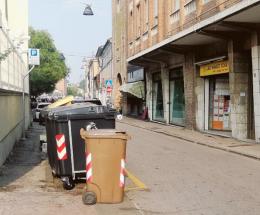 Il risiko dei cassonetti continua a fare danni