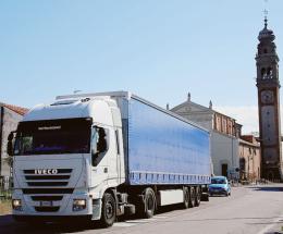 Un altro camion incastrato nel vicolo in pieno centro