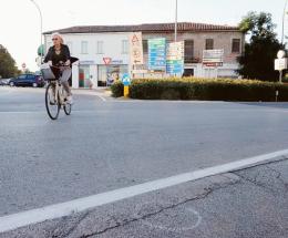 Travolge in moto una 70enne e scappa: è caccia al pirata
