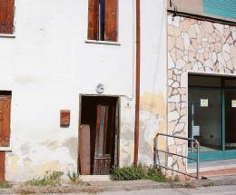 Casa occupata, degrado sulla strada