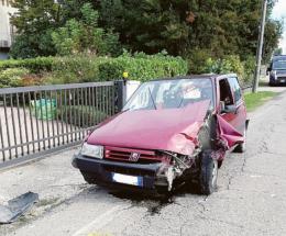 Autocarro tampona  vettura e fugge: è caccia al pirata della strada