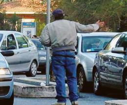 Parcheggiatori abusivi al mercato