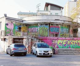 “Riparte la ruspa, demoliremo l’ex biglietteria”
