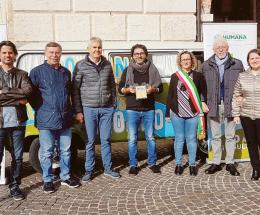 La raccolta dei vestiti è da premio