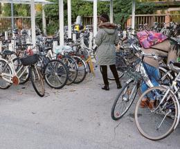 Stop alla bici selvaggia, divieto di sosta alla stazione