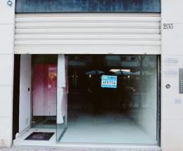 Feste in centro fra i negozi chiusi